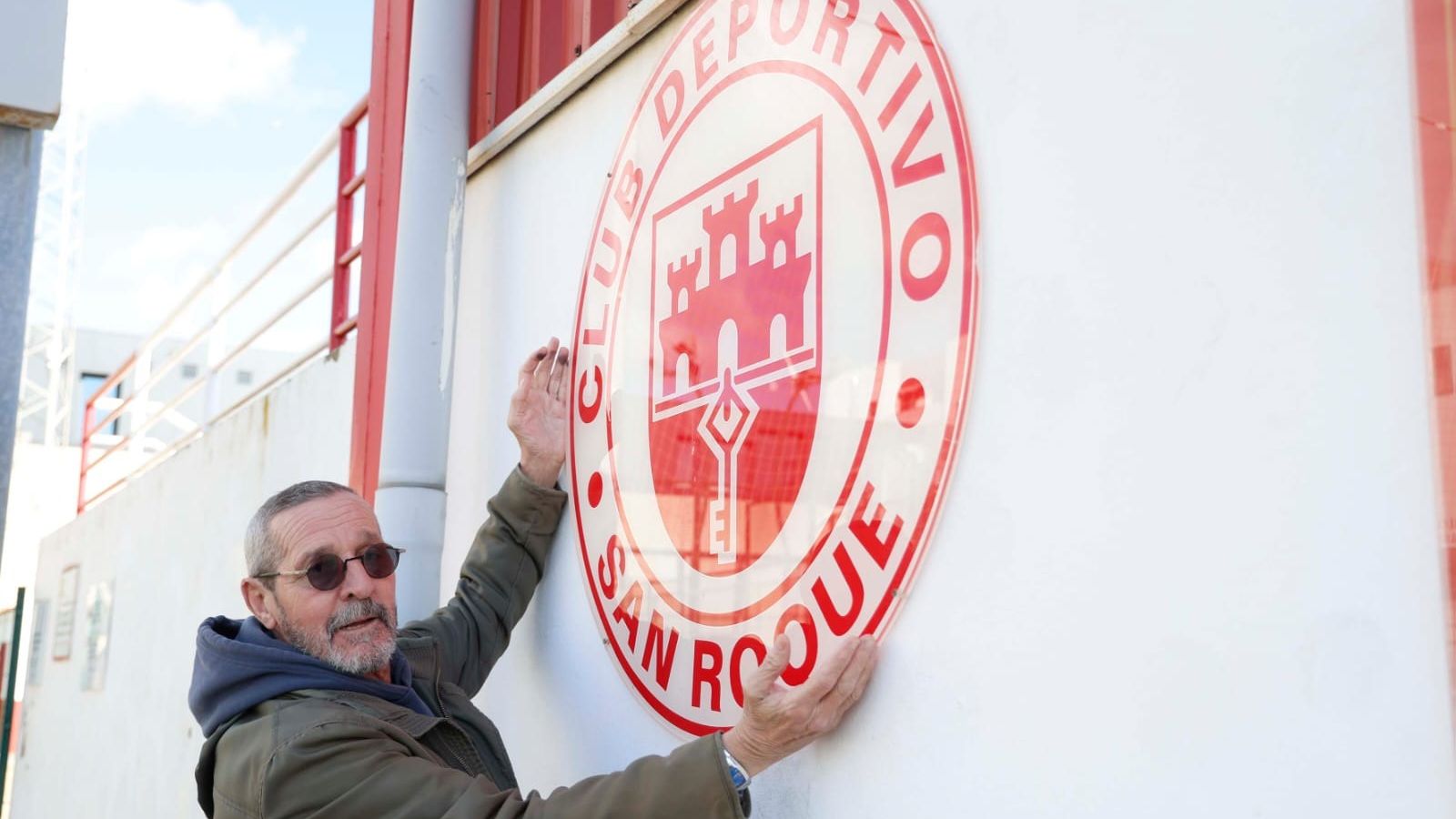 Armando, junto al escudo del CD San Roque