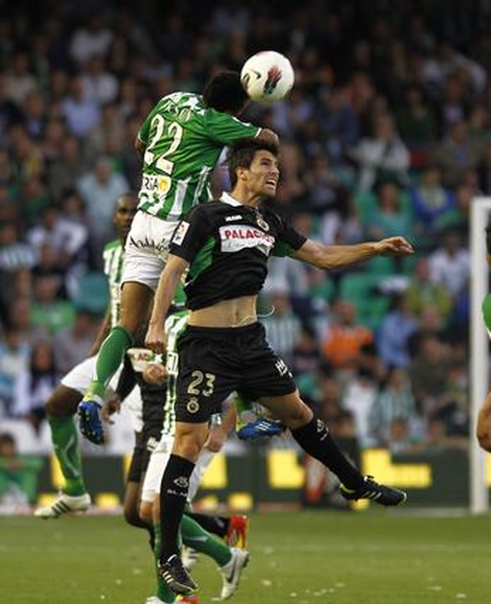 El Betis pierde una oportunidad para distanciarse del descenso y hundir al Racing de Santander (1-1). / Antonio Pizarro