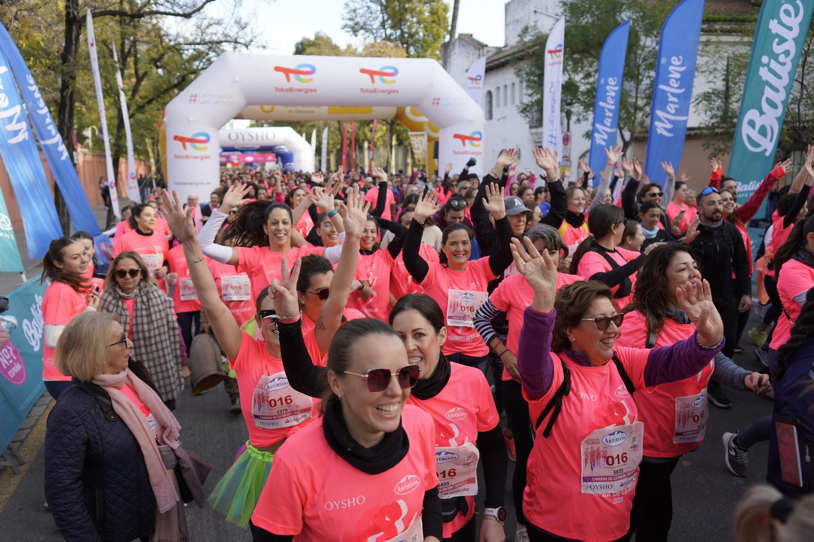Búscate en las fotos de la Carrera de la Mujer de Sevilla