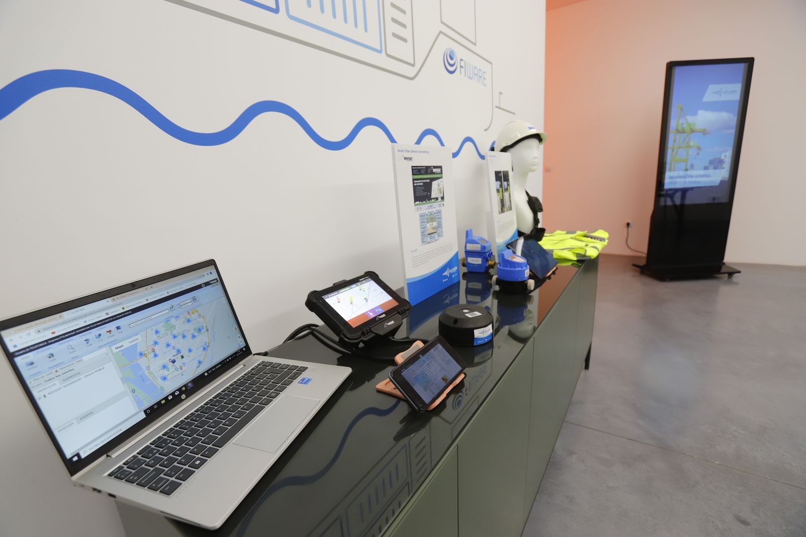 Imágenes del  acto de inauguración del nodo de innovación tecnológica 'La lonja de la Innovación' del Puerto de Huelva