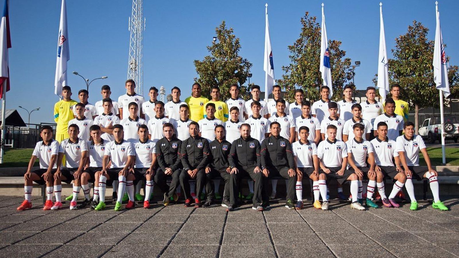 Suazo, al lado de Carabali, de los porteros, el más alto.