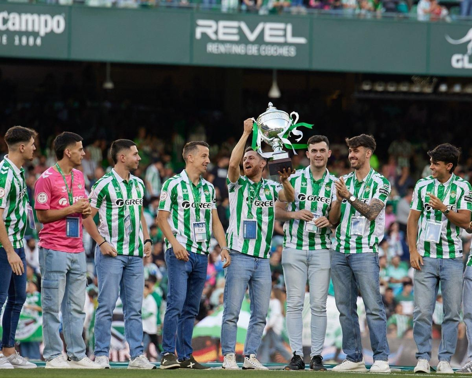 Un homenaje a la corta e intensa trayectoria del Betis Futsal, en imágenes