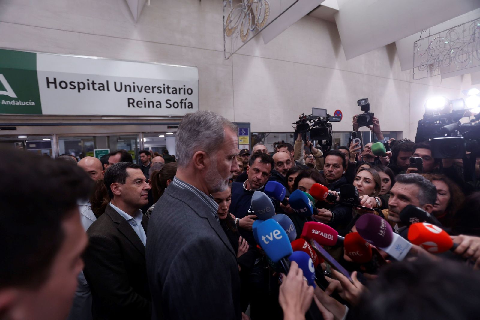 La visita de los Reyes a los heridos del accidente de Adamuz en el Hospital Reina Sofía