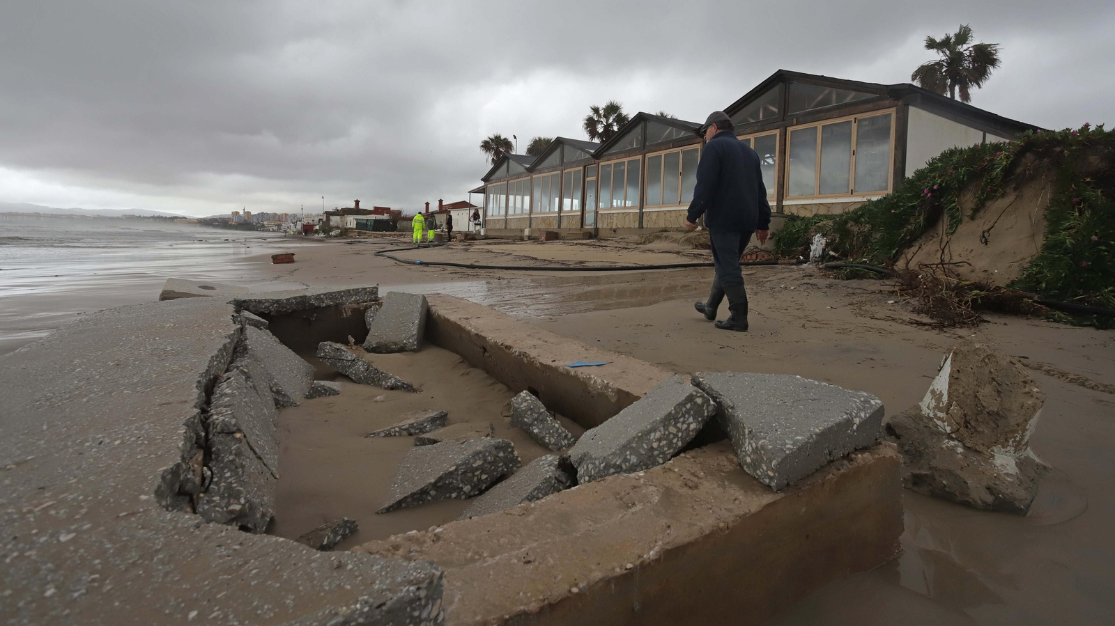 Fotos de la playa de El Rinconcillo tras el temporal Fotos de la playa de El Rinconcillo tras el temporal