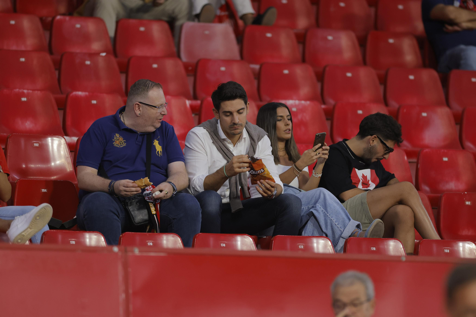 Búscate en las fotos del Sevilla-Lens