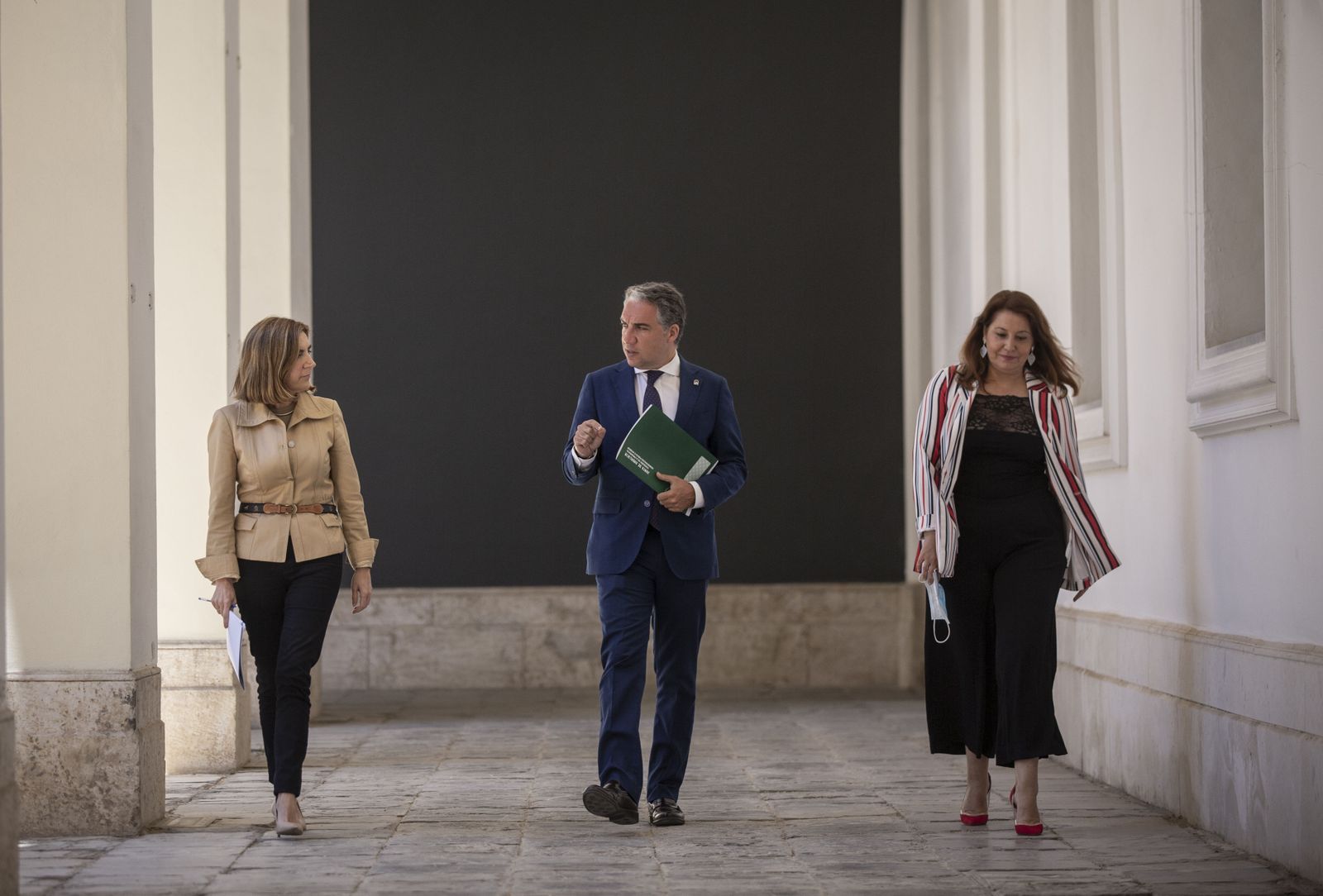 Las consejeras de Empleo y Agricultura, junto al portavoz, ayer en San Telmo.