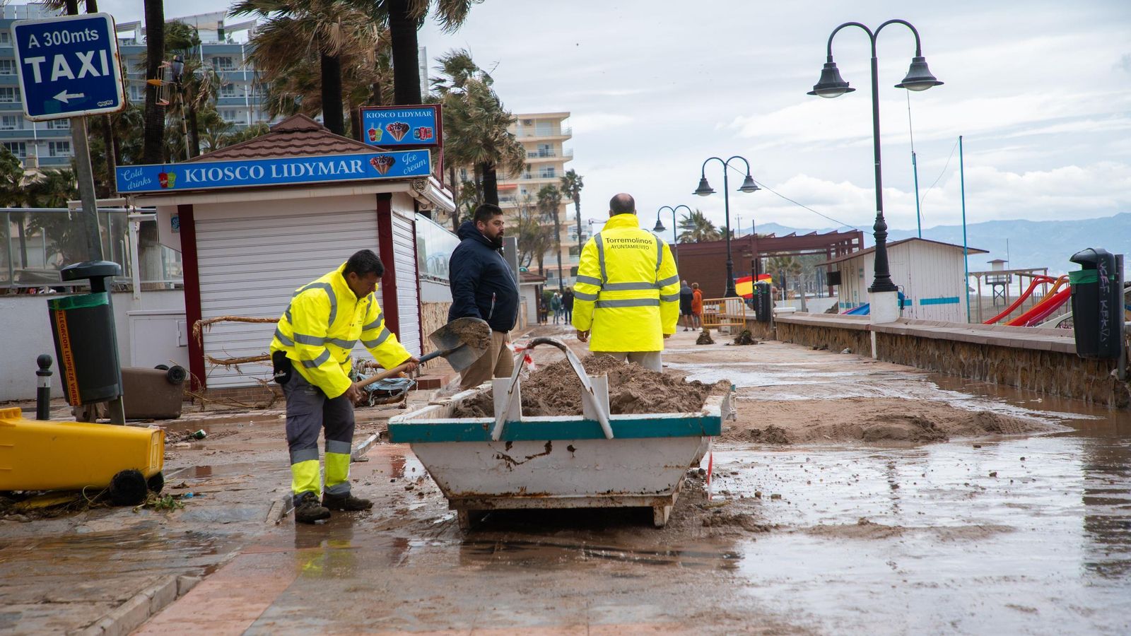 Operarios del Ayuntamiento de Torremolinos trabajando en el paseo marítimo Operarios del Ayuntamiento de Torremolinos trabajando en el paseo marítimo
