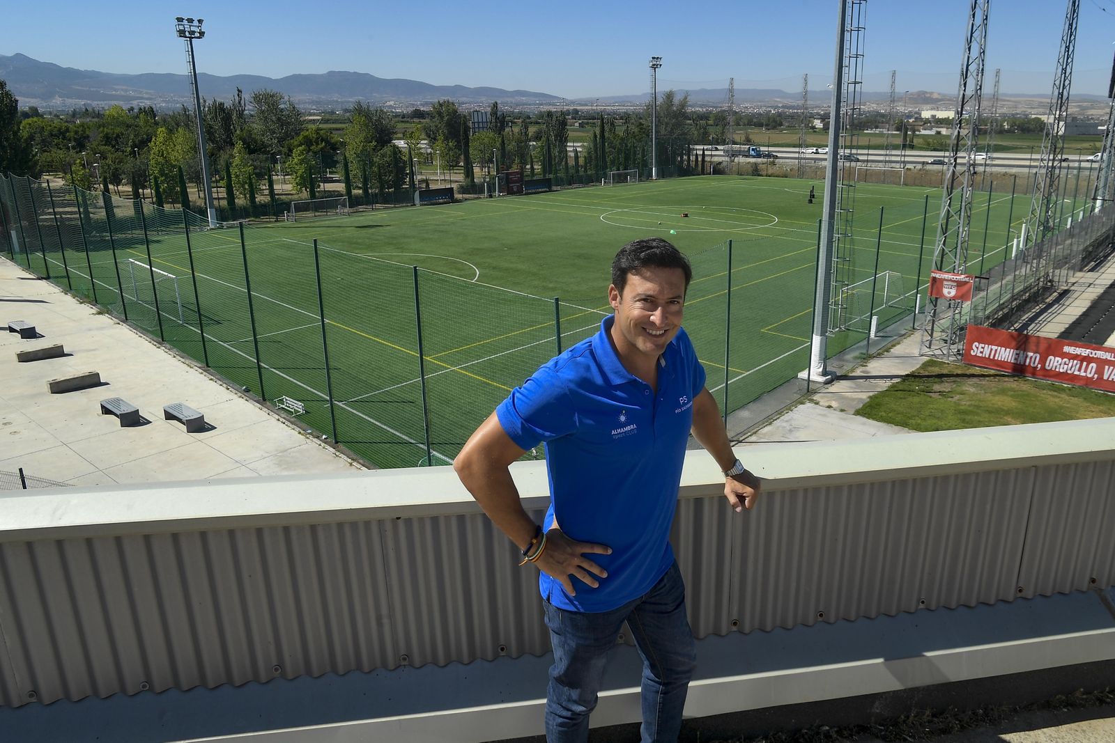 Pio Salvador, con parte de las instalaciones del nuevo Alhambra Sport Club al fondo