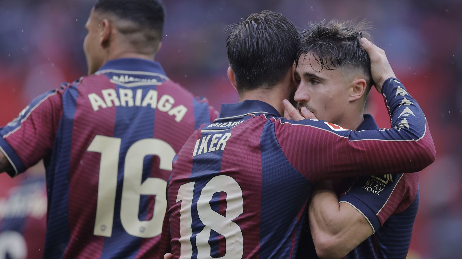 El ex sevillista Iván Romero se abraza a Íker Losada tras el 0-1.