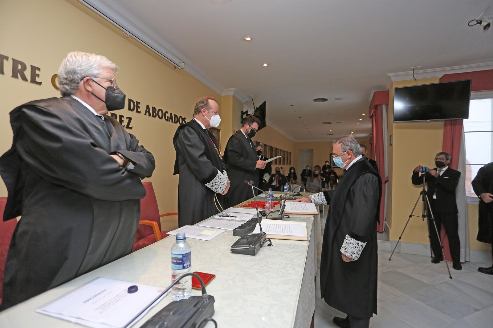 Instante en el que Federico Fernández toma posesión como nuevo decano del Colegio de Abogados de Jerez.