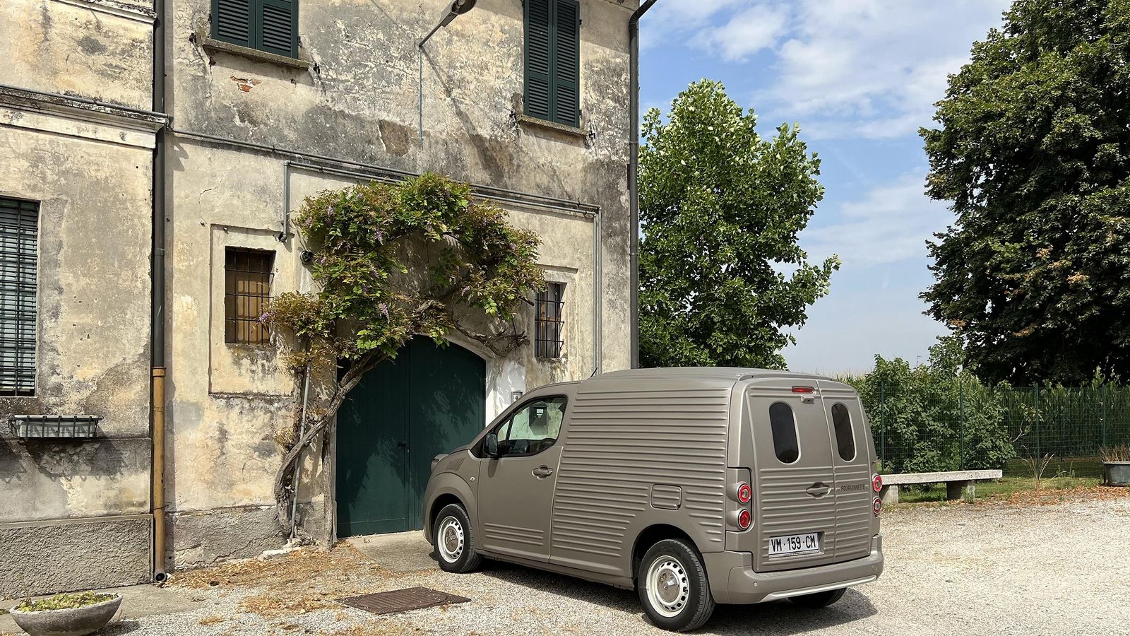 El aspecto de la zona trasera también se modifica respecto a la Berlingo, con pilotos o ventanillas redondeadas.