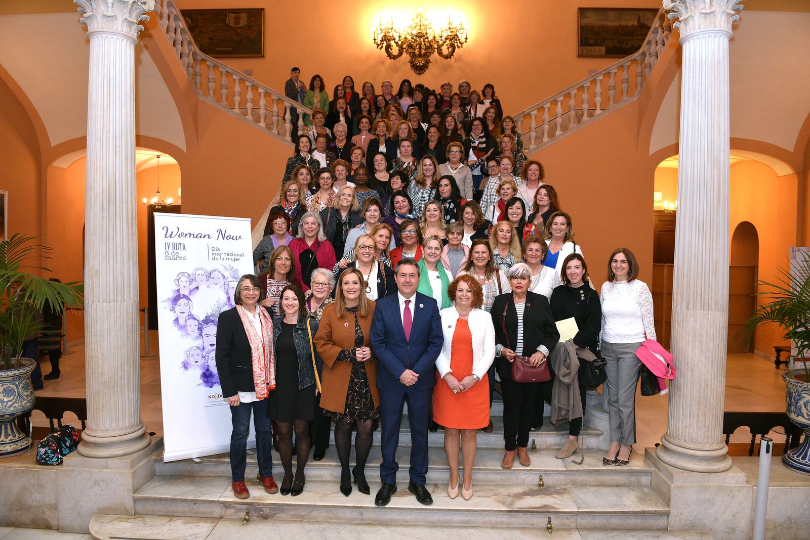Foto de familia del Consejo de la Mujer de Sevilla en su 25 aniversario