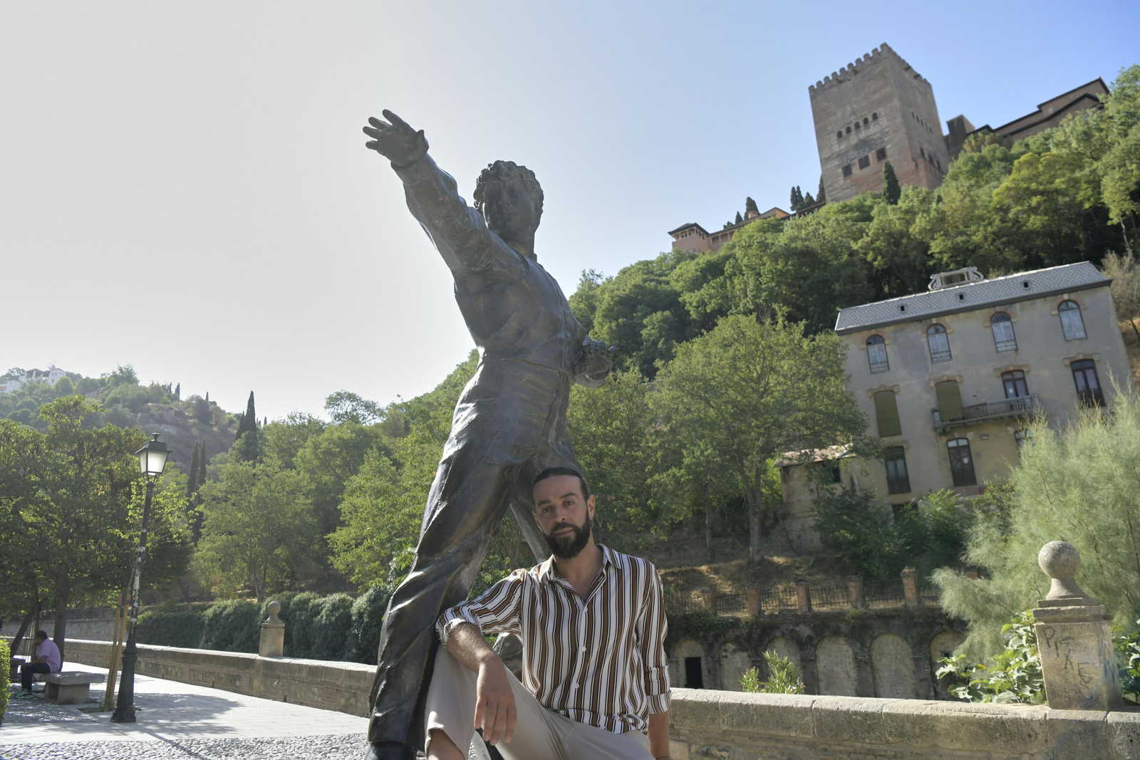Ray Benítez a los pies de la estatua de Mario Maya.