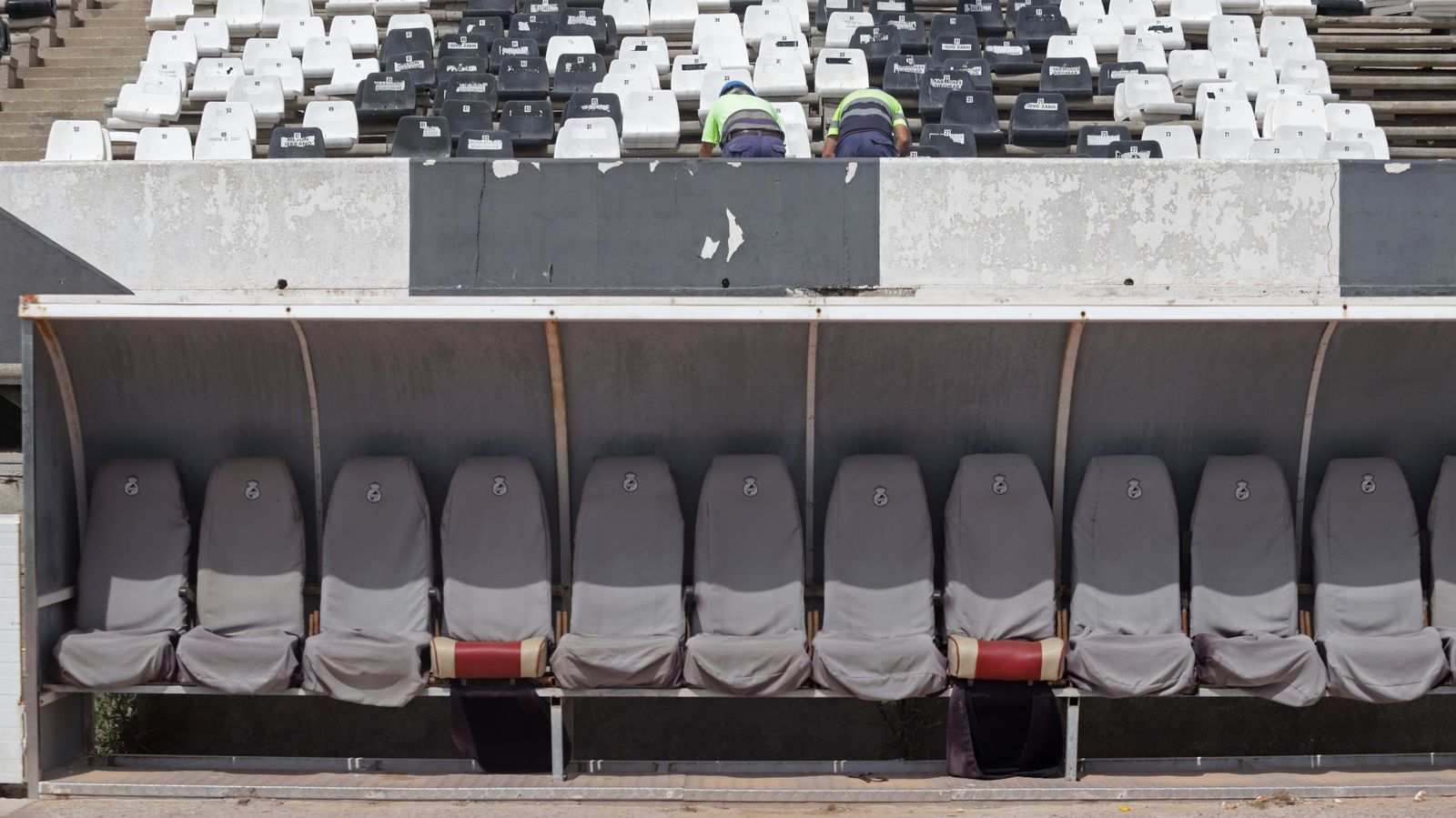 Fotos de la visita de Juanma Moreno al estadio municipal de La Línea