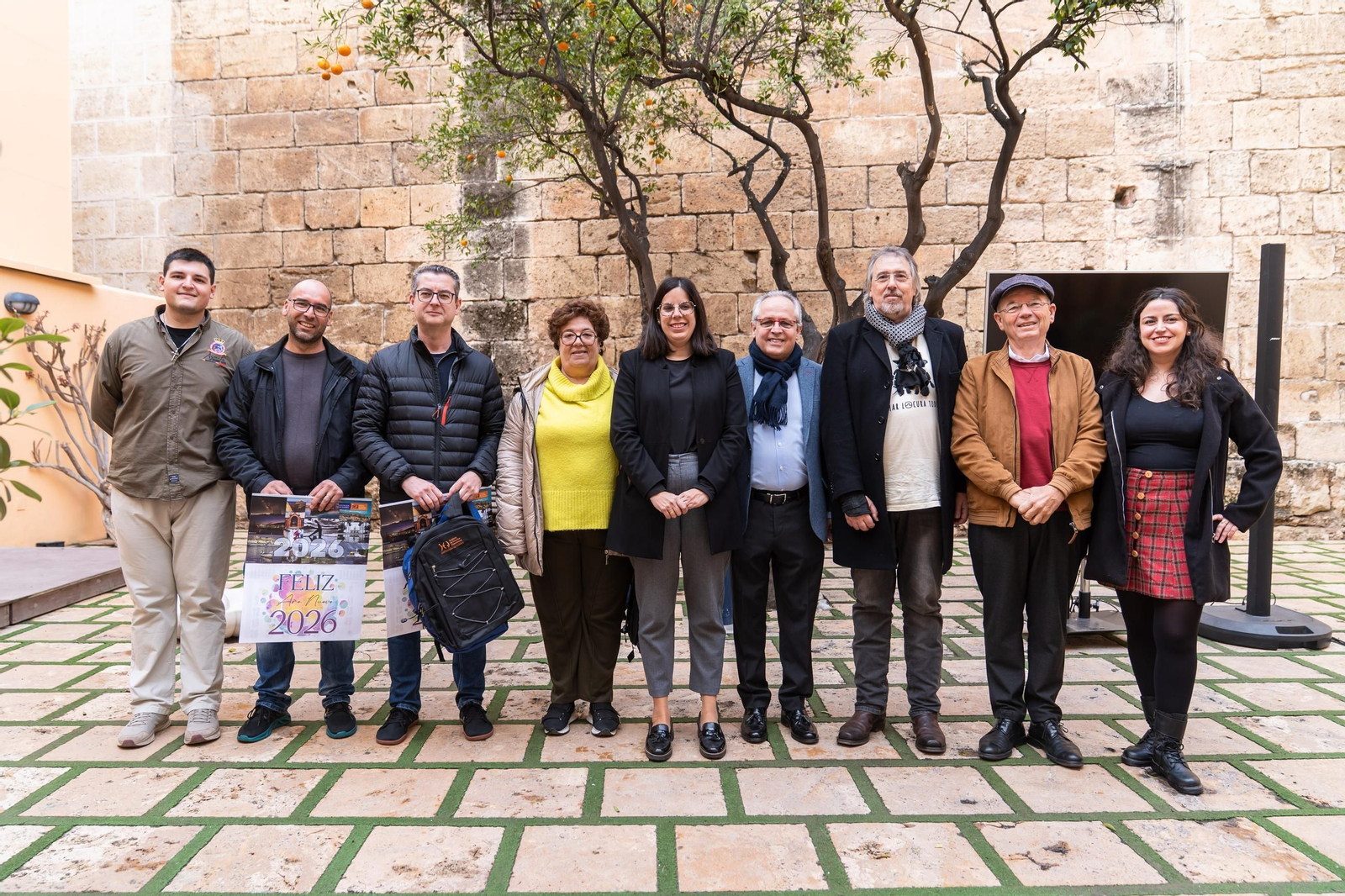 Almudena Morales y Mario Pulido con los premiados en este concurso de fotografía.
