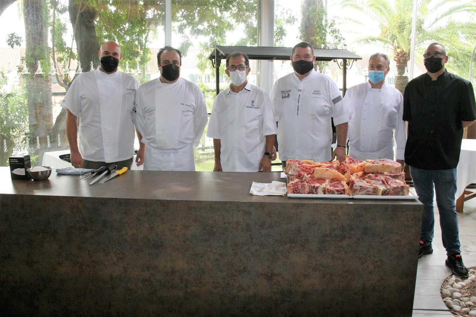 Los chefs encargados de la elaboración del menú, con Fernando Córdoba en El Faro de El Puerto.