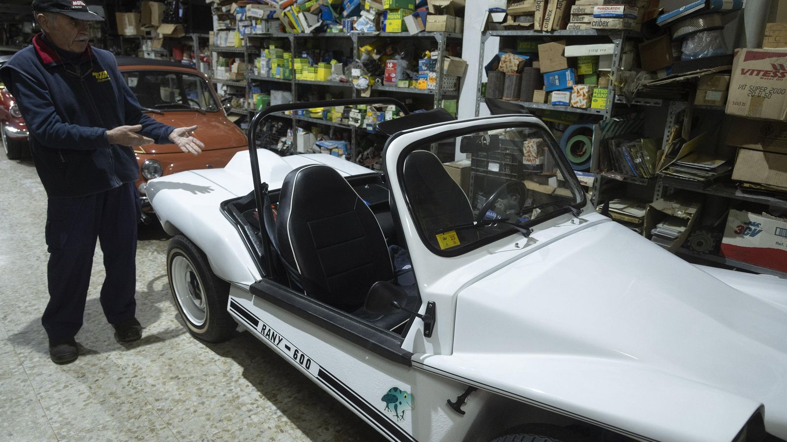 Una rareza, un 600 carrozado en Chipiona por los hermanos Moreta para ir por la playa.