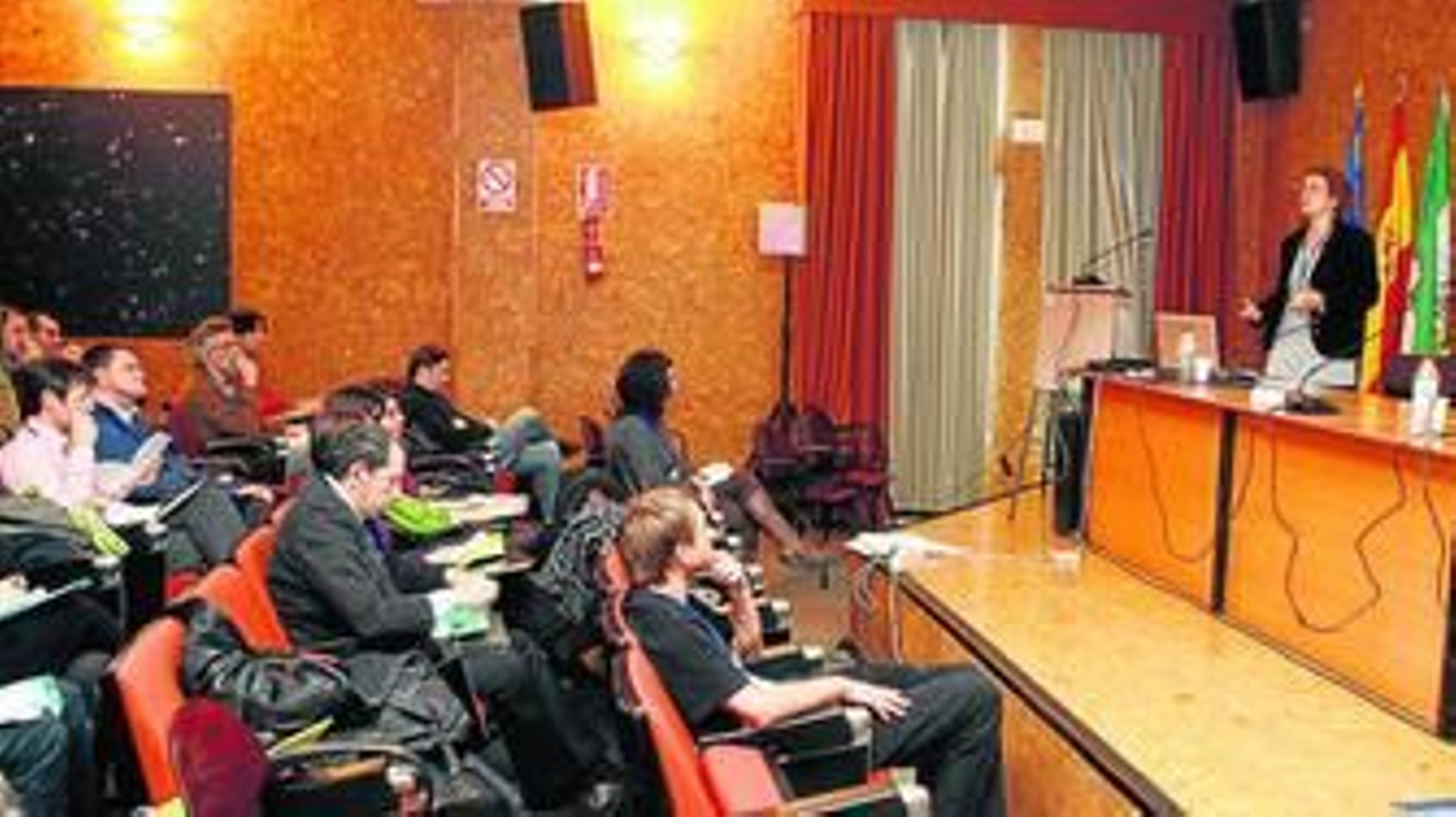 Un momento de las conferencias de ayer, en el Instituto de Astrofísica.