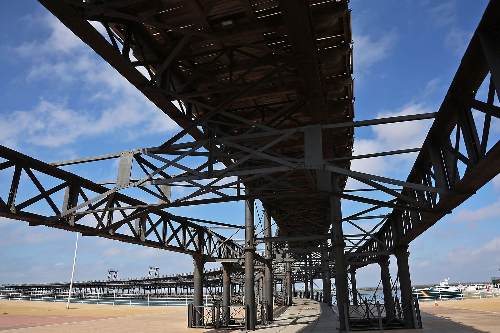 Imágenes del ambiente en el entorno del Paseo de la Ría