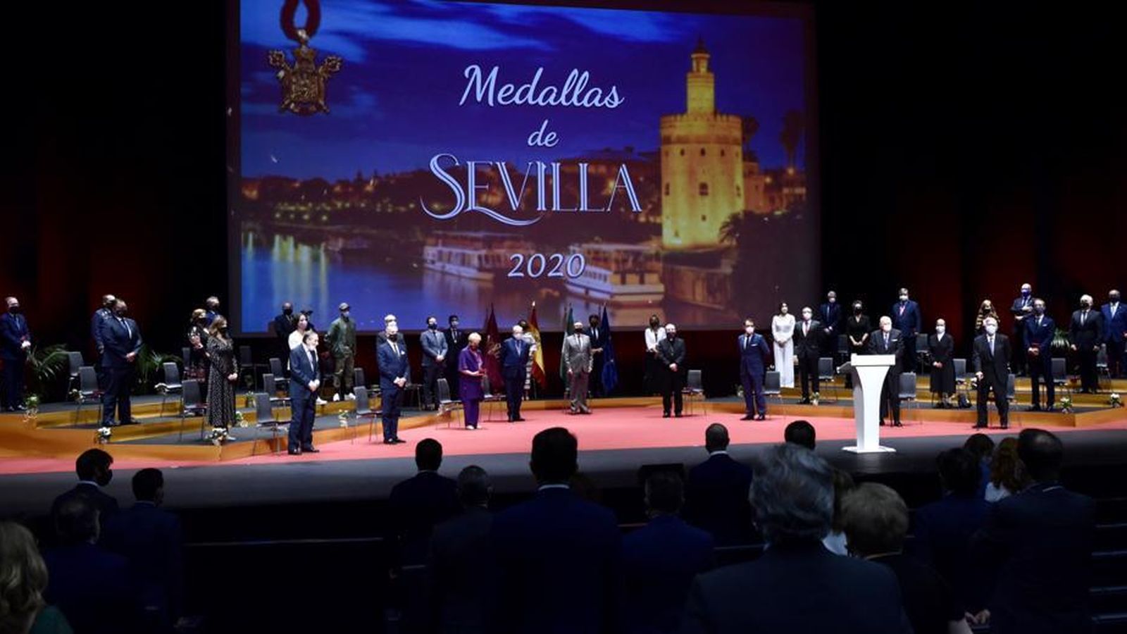 Escenario de Fibes con todos los galardonados y autoridades.