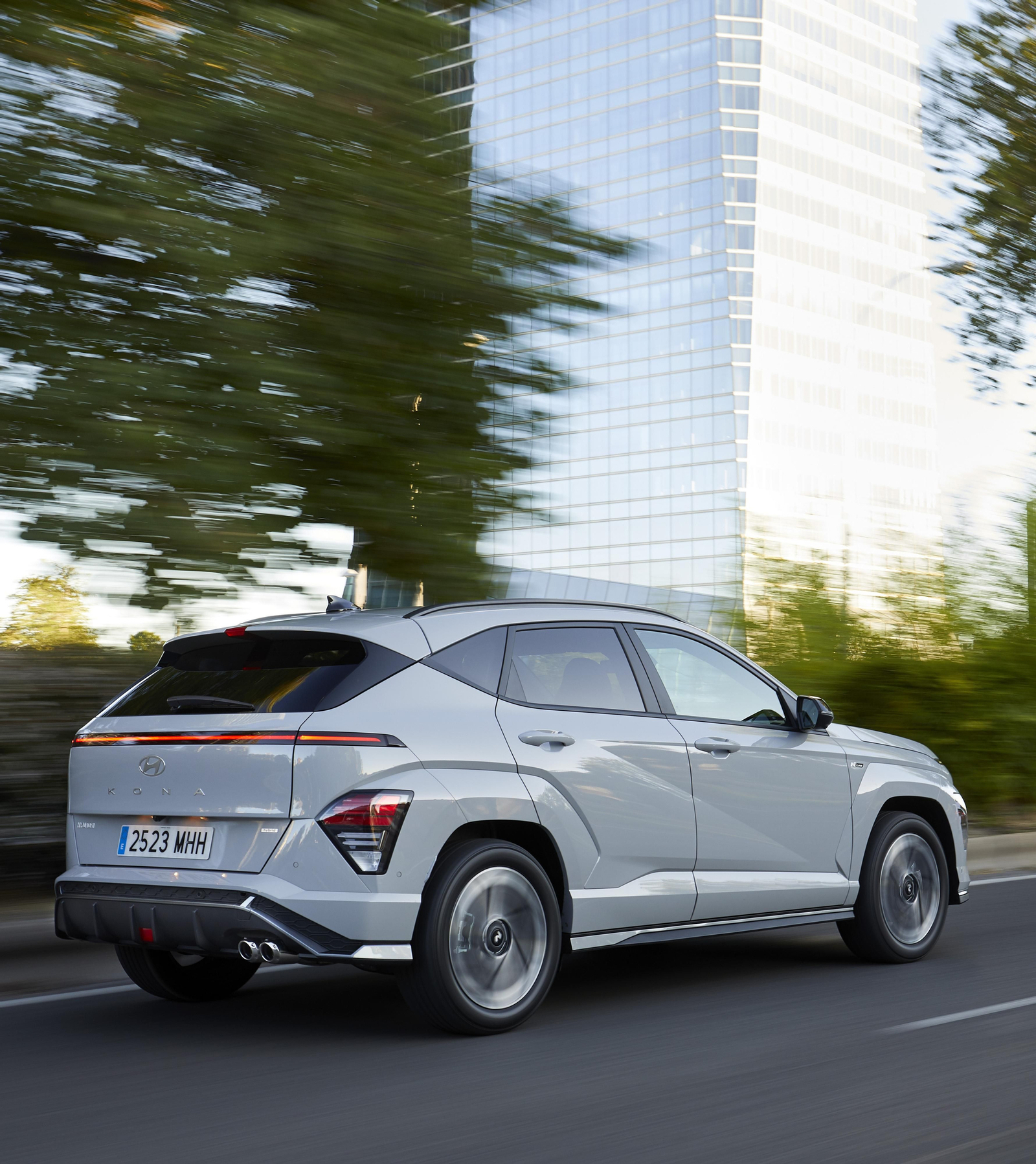 El Kona de segunda generación pierde los motores Diesel y no utiliza uno recurso con el que Hyundai sí cuenta en su banco de órganos: el sistema de propulsión híbrido enchufable.