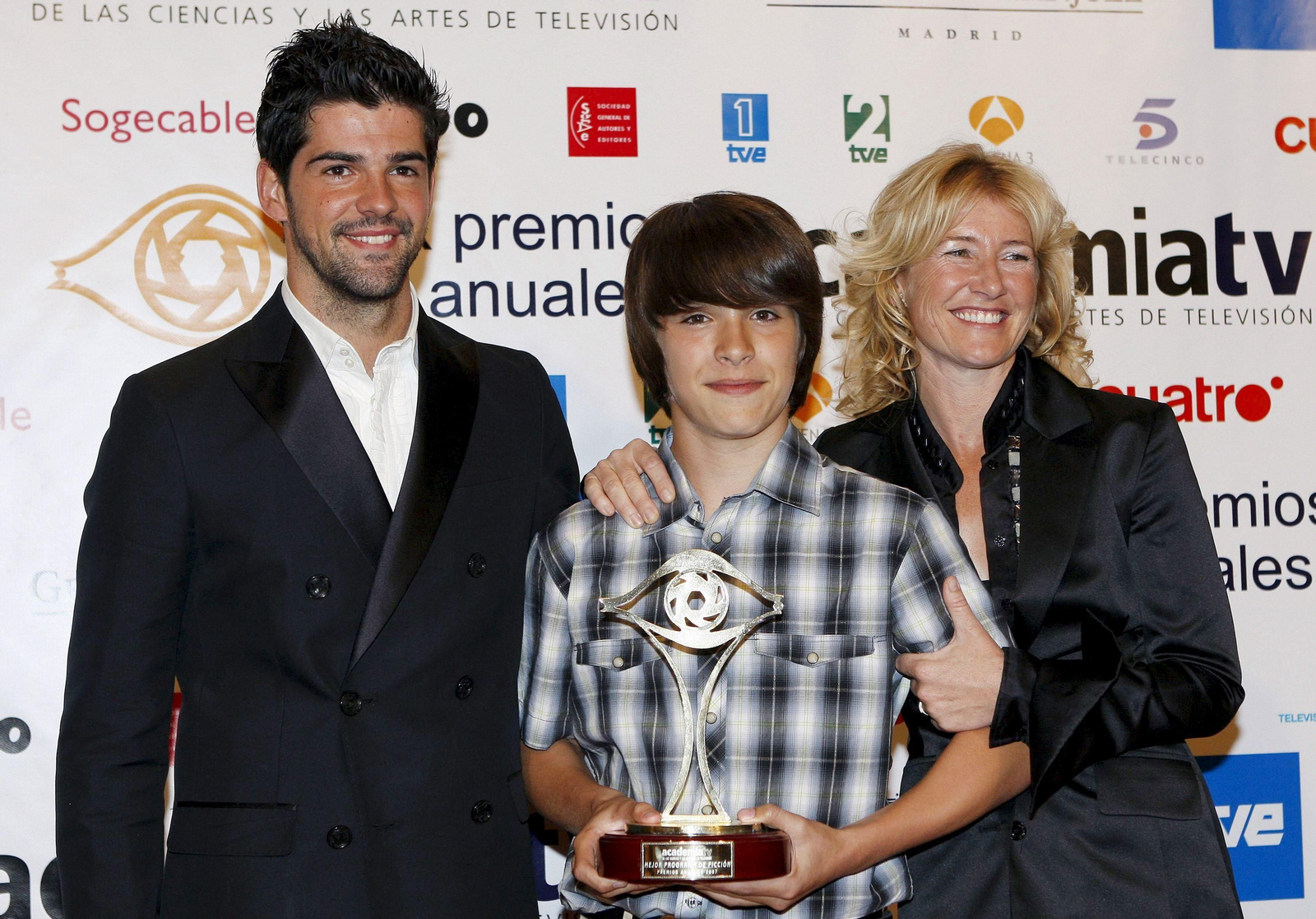 Miguel Ángel Muñoz y Ana Duato flanquean a Ricardo Gómez, entonces con 14 años, en la gala de los Iris de 2008