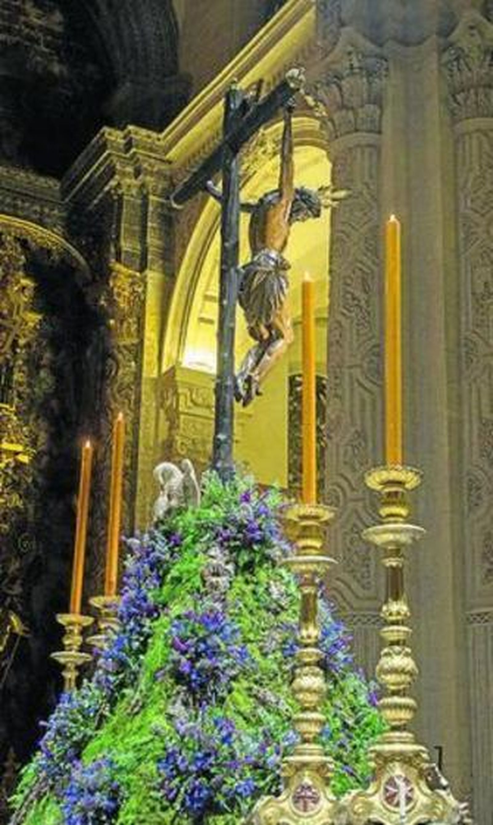El Cristo de las Tres Caídas de San Isidoro con un monte flores silvestre el Viernes Santo de 2007.