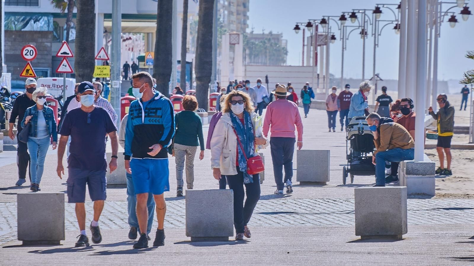 Personas transitando por el paseo marítimo de Cádiz hace unos días.