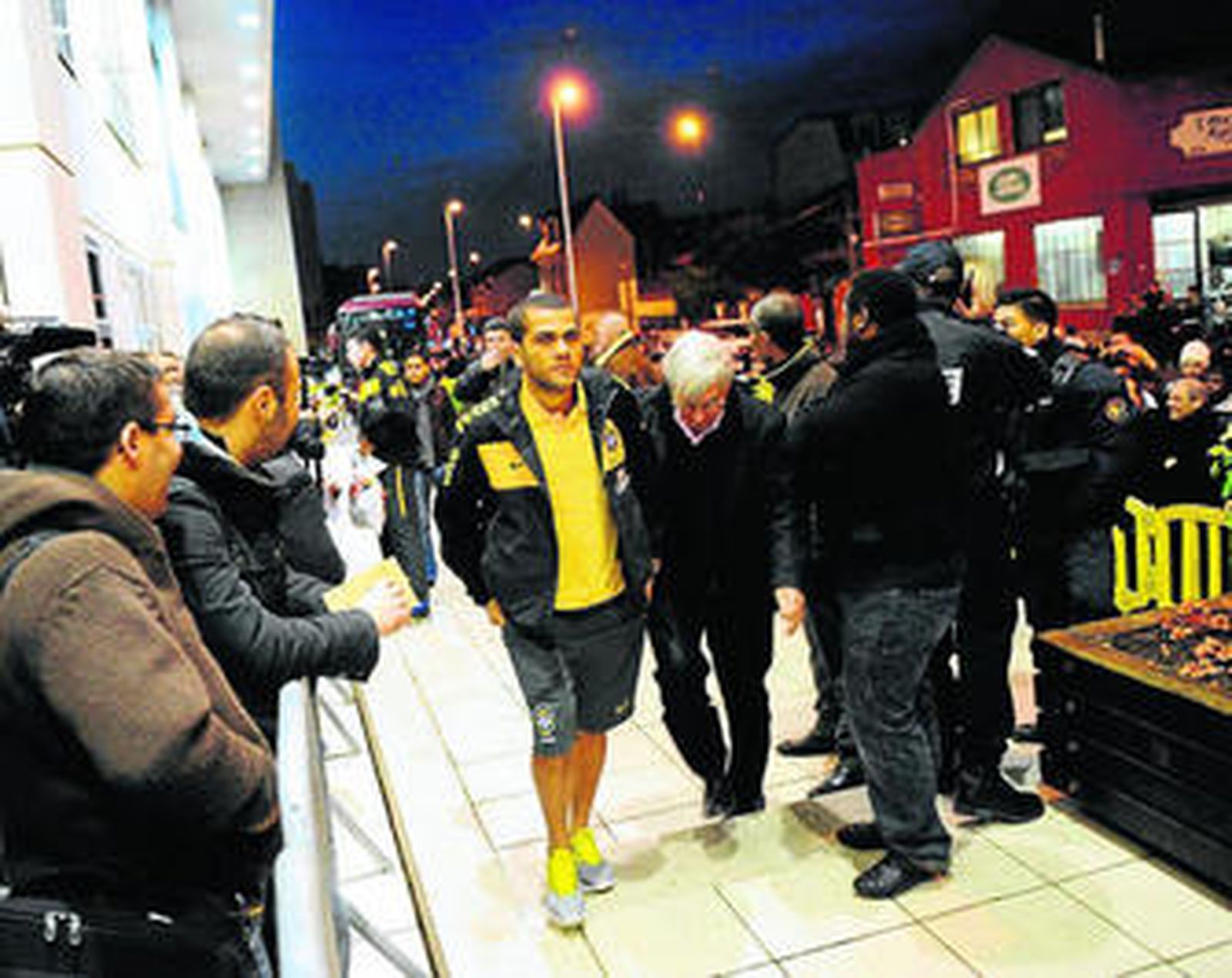 El lateral Daniel Alves, antes del entrenamiento de Brasil en el estadio Jean Blot, en las afueras de París.
