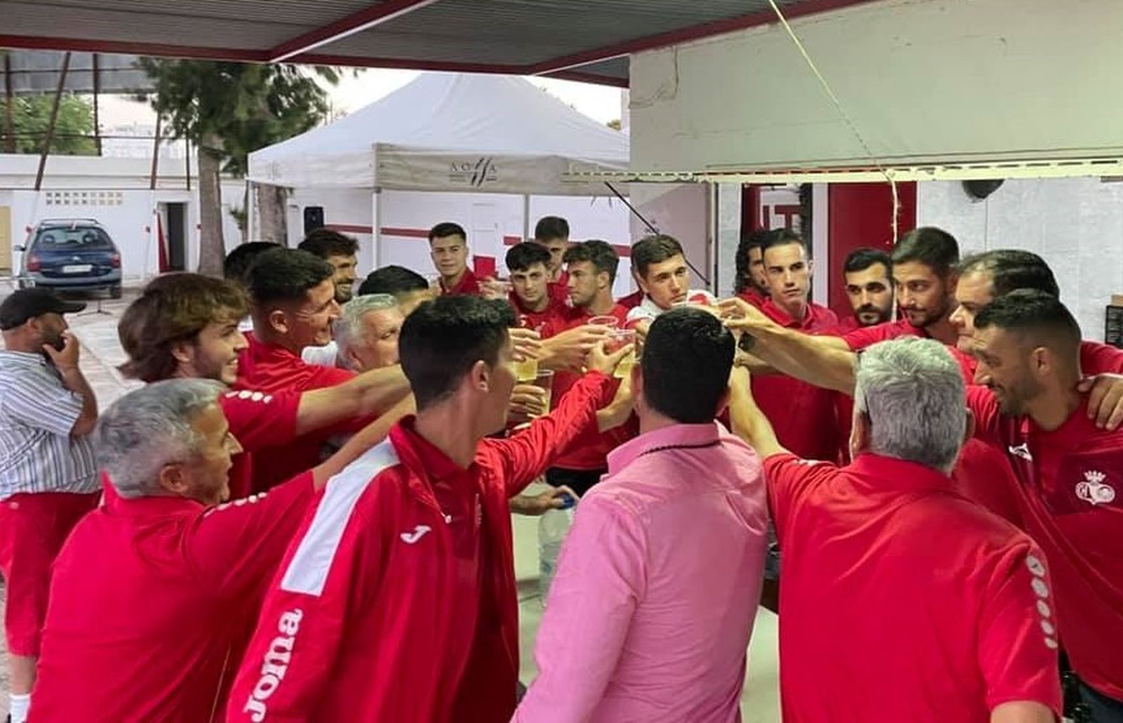 Rostros serios en el Chiclana CF en el brindis que despedía la temporada.