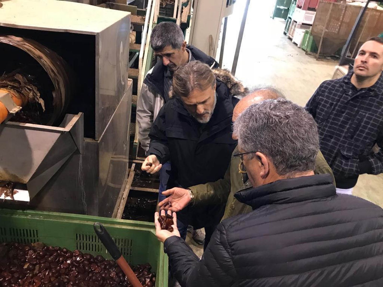 José Fiscal estuvo ayer en la empresa Castañita Plus, en Galaroza.
