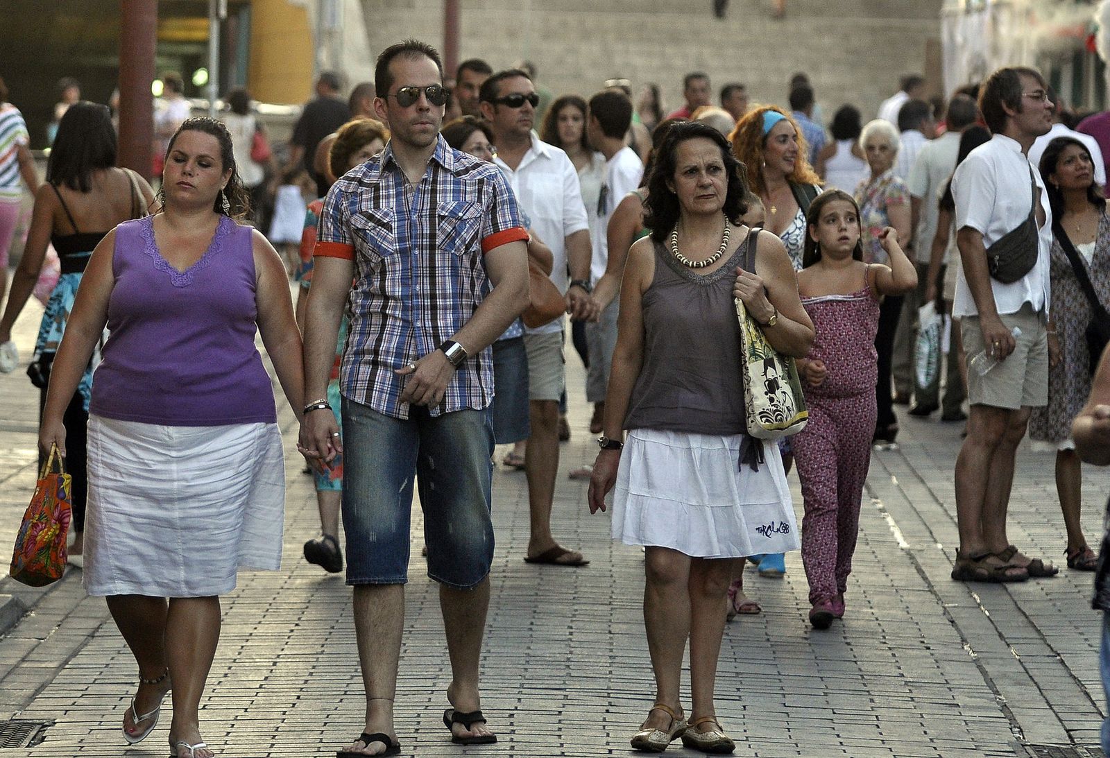 Una calle del centro de Sevilla llena de peatones.
