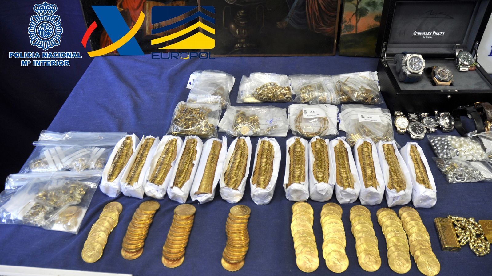 Monedas y otros objetos intervenidos por la Policía.