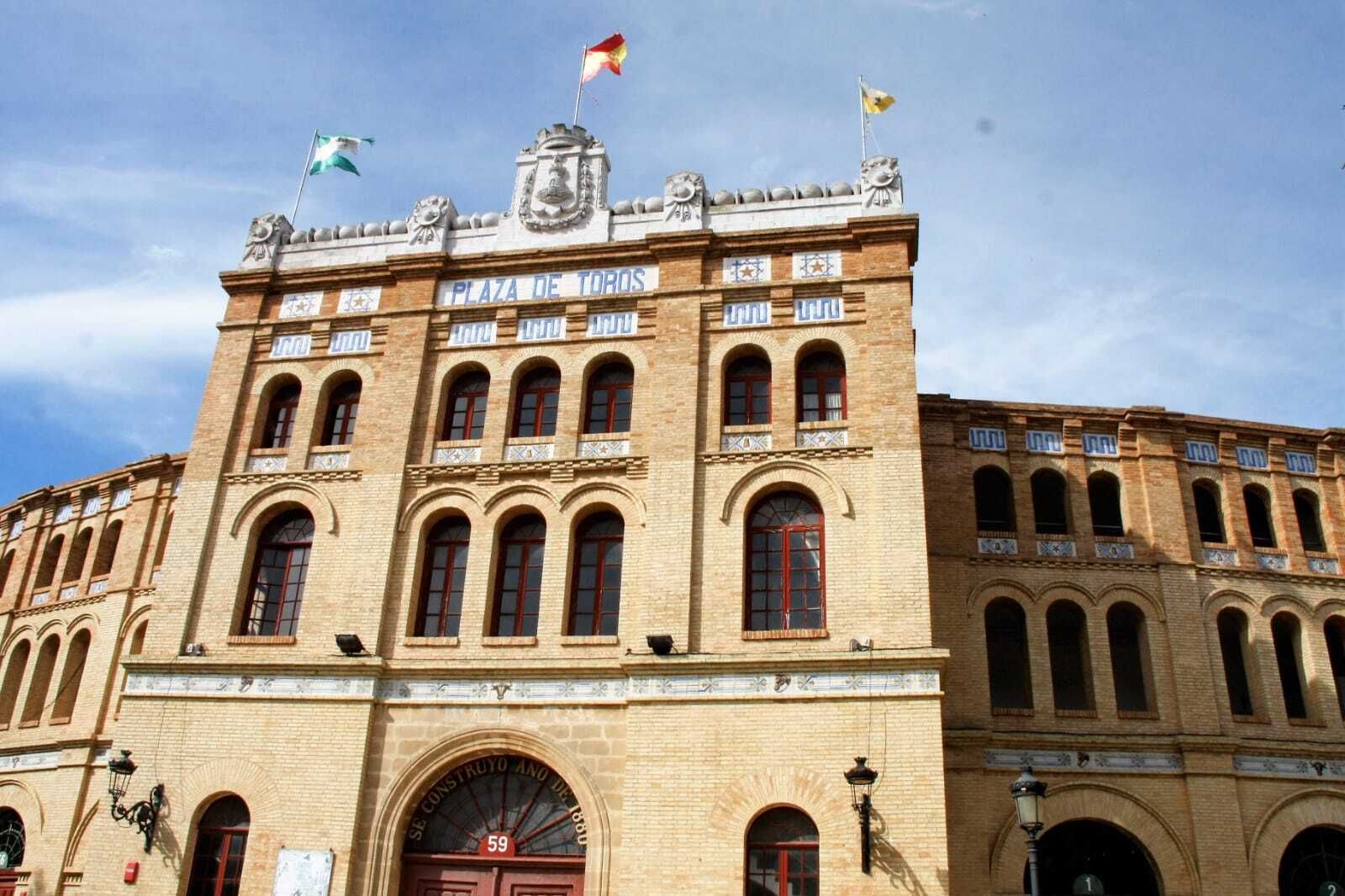 La peña José Luis Galloso, preocupada por la falta de pliego de condiciones de explotación de la Plaza Real.