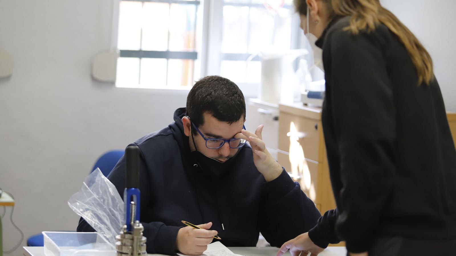 Sergio realiza una actividad destinada a enriquecer sus frases, bajo la mirada de Tania García.