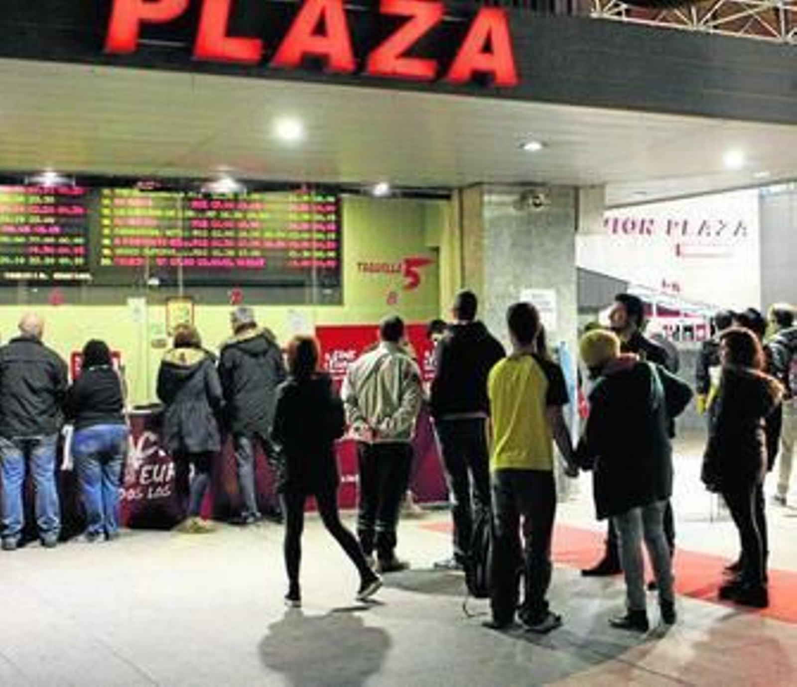 El público hace cola, el pasado invierno, en una de las taquillas del Nervión Plaza.