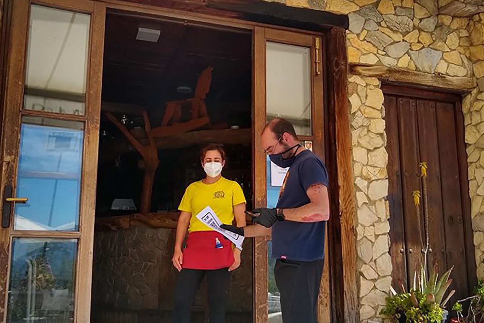 Bar de Algatocín preparando sus códigos QR para las cartas