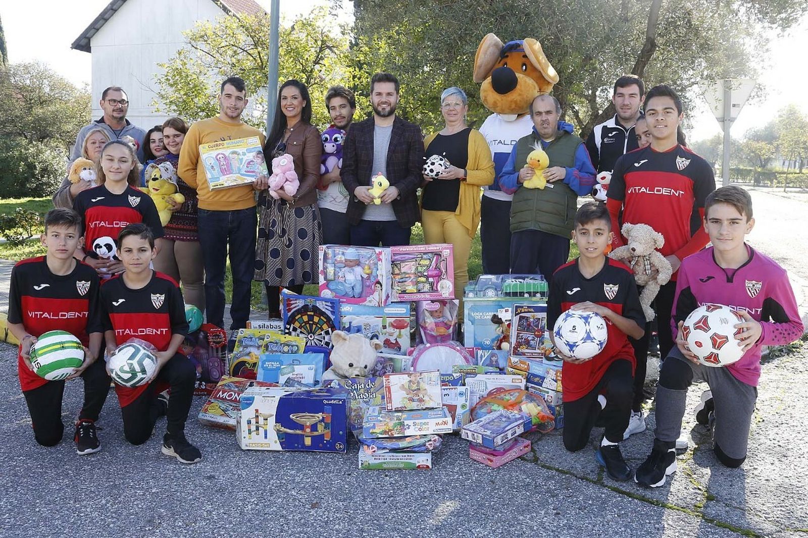 Algunos de los juguetes recaudados tras el partido benéfico.