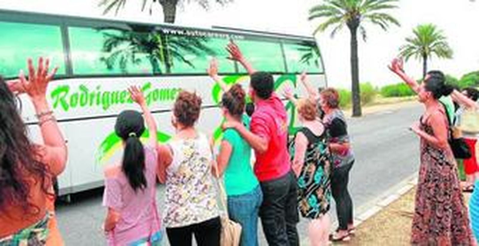 1. Las familias onubenses de acogida despiden al autobús que lleva a 40 niños saharauis hacia el aeropuerto de Málaga, para coger el vuelo que les devolverá a su país de origen.  2. Los niños saharauis toman las costumbres onubenses. 3. Victoria Romero, coordinadorade la Asociación Sol de Esperanza y madre de acogida. 4. Carmen Mojeda, madre de acogida durante 11 años, de El Cerro del Andévalo 5. Un padre de acogida se despide se su niña.
