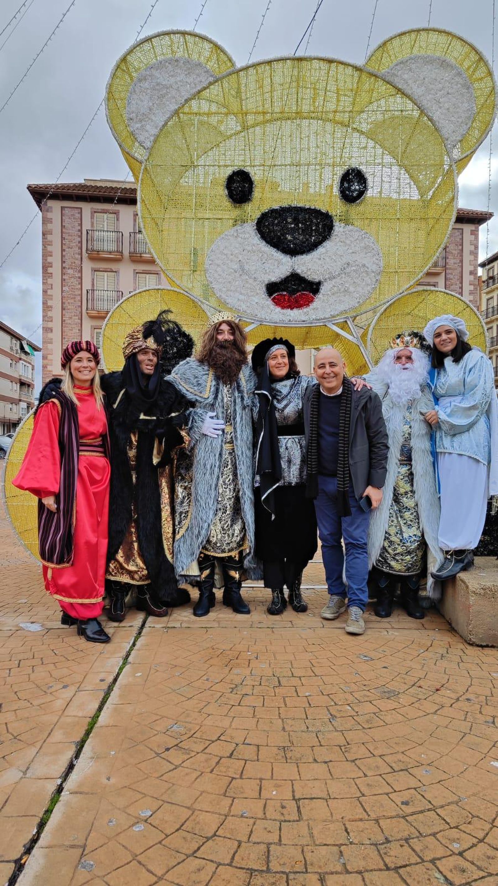De la Residencia de Mayores a las calles: imágenes del paso de los Reyes Magos por Huércal-Overa
