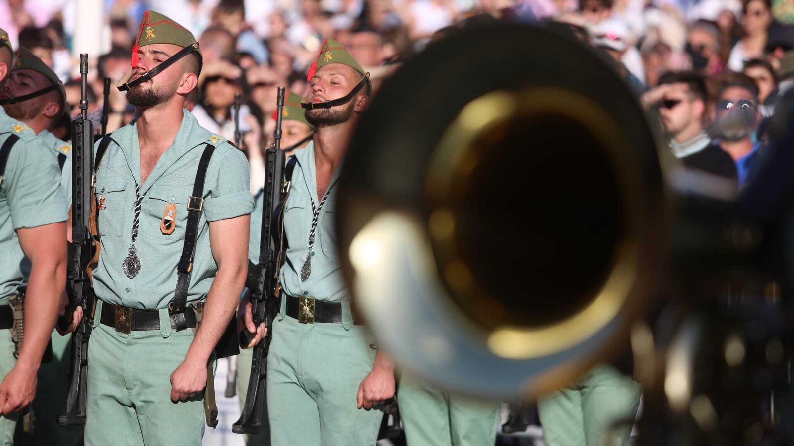 Los caballeros legionarios en la plaza Fray Alonso Santo Tomás, a la espera de que salga el Cristo de Mena.