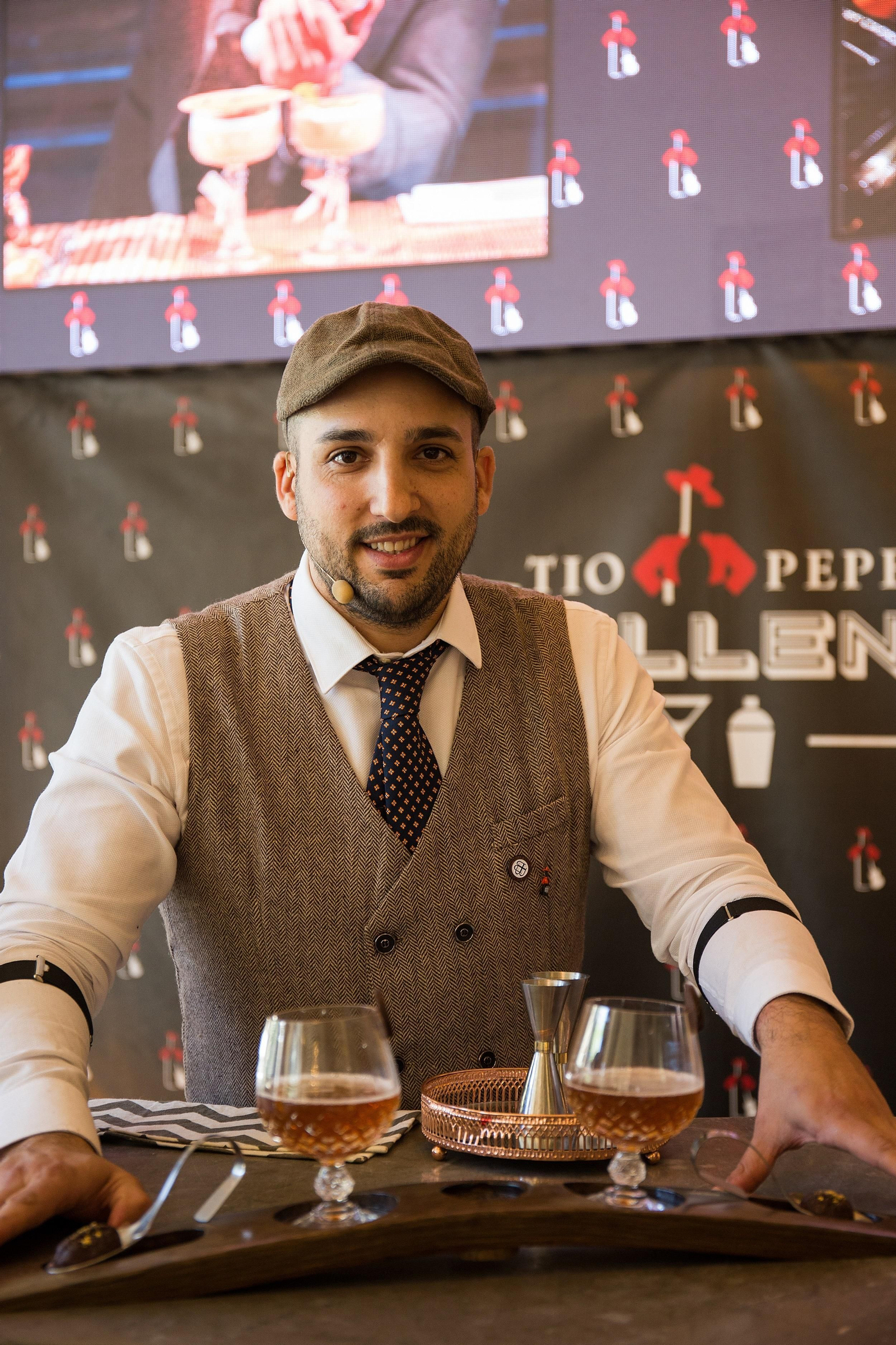 El bartender salmantino con 'Gracias Florita', la propuesta ganadora inspirada en el velo de flor.