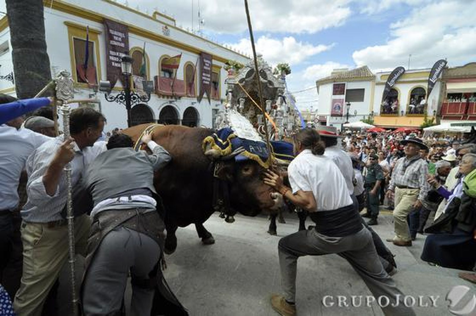 Mairena del Alcor sube la escalinata de la parroquia manriqueña.

Foto: Manuel Gómez