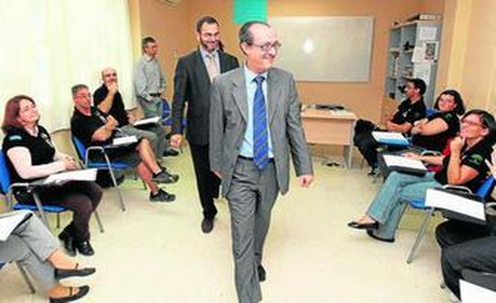 Juan Bouza ayer durante la inauguración de la nueva sede de la Federación de Personas Sordas.