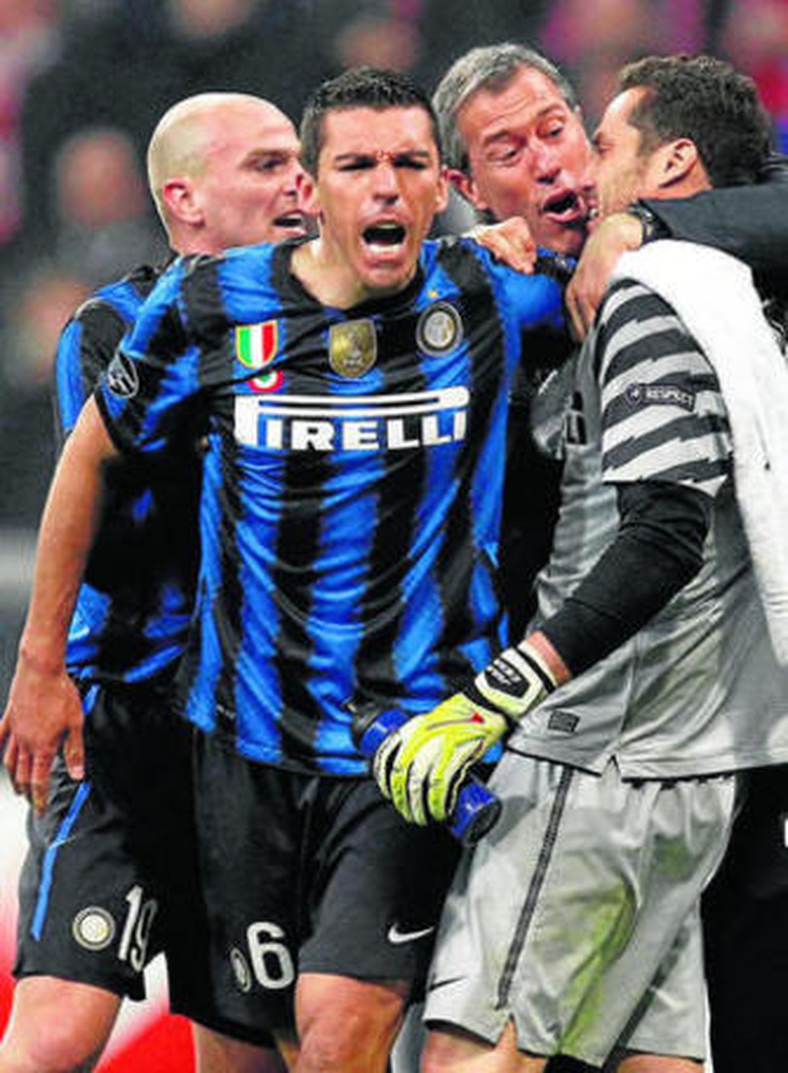 Cambiasso, Lucio y Julio César celebran el triunfo.