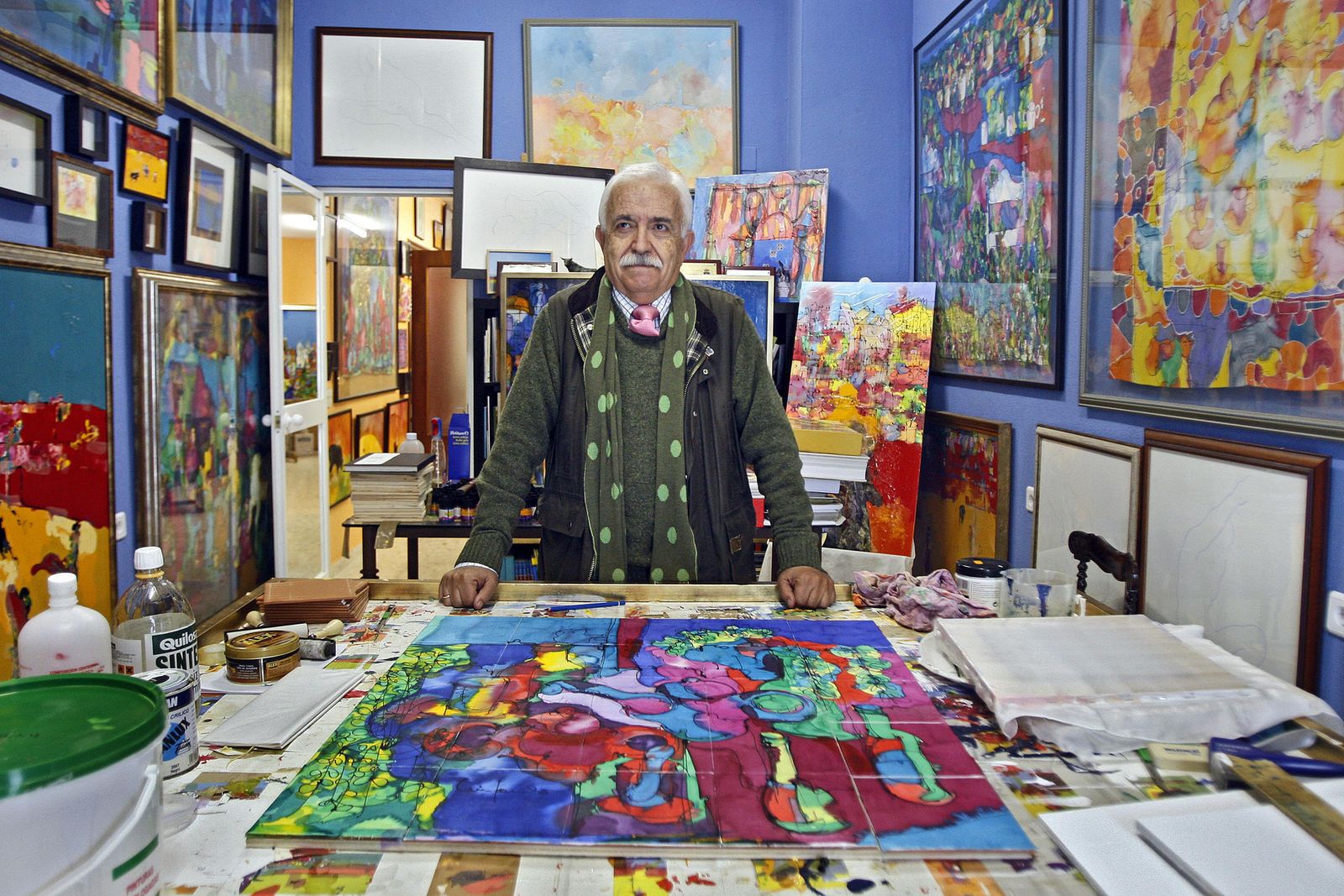 Luis Gonzalo, rodeado de algunas de sus obras.