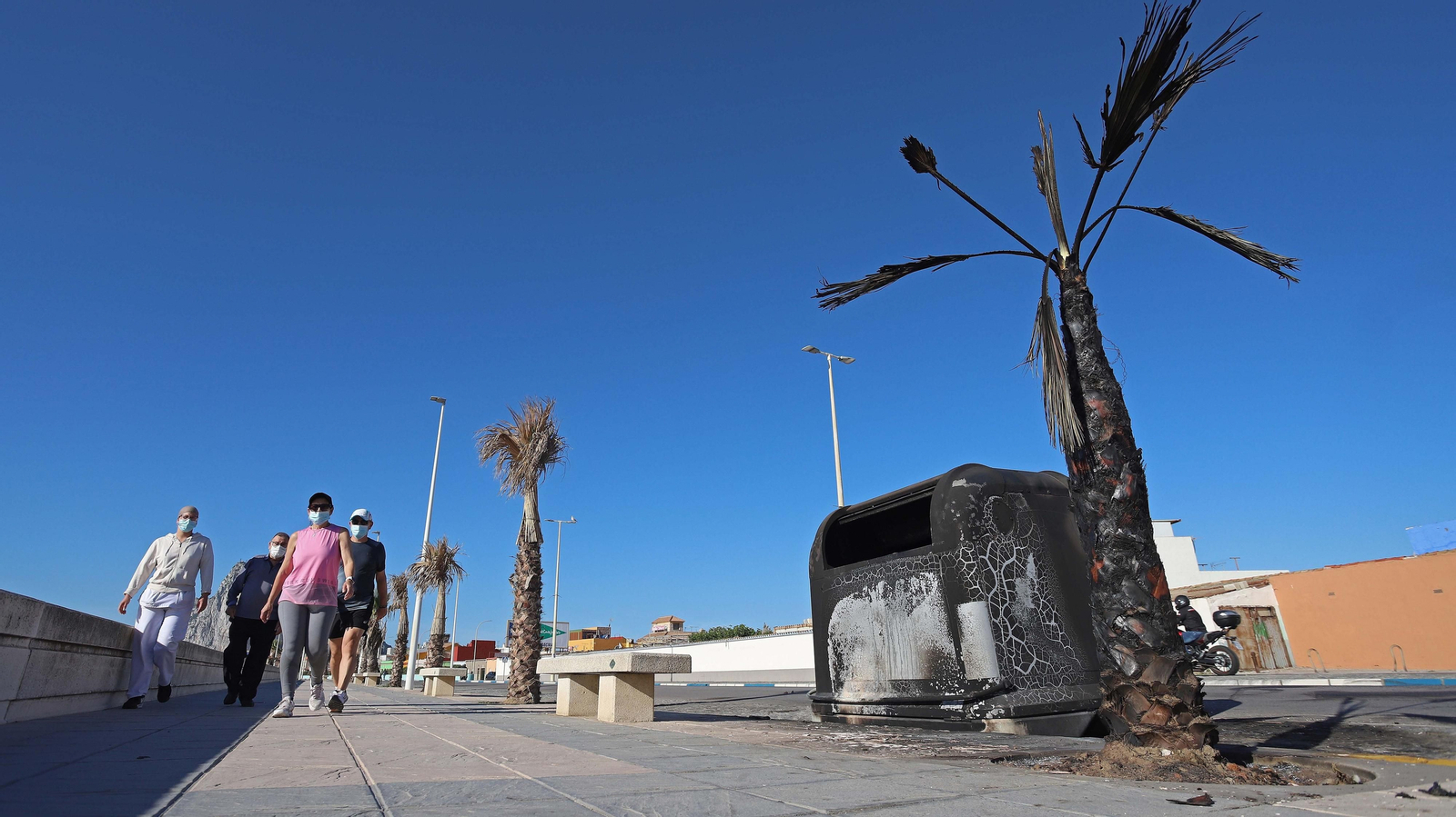 Otra noche de disturbios en La Línea