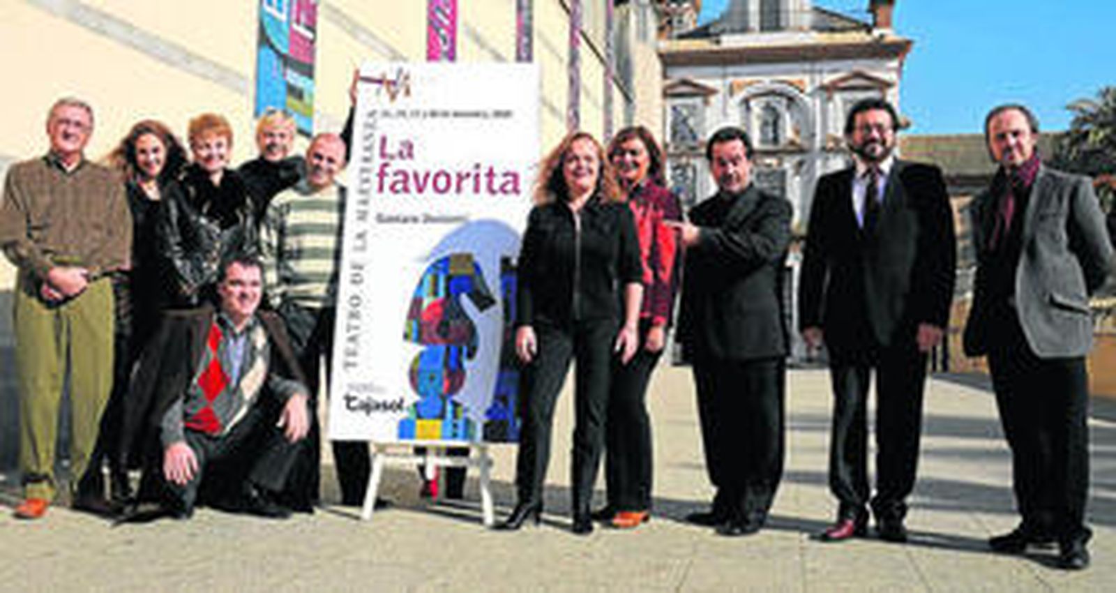 El elenco de la ópera 'La favorita' a las puertas del Teatro de la Maestranza junto a su gerente, Remedios Navarro.