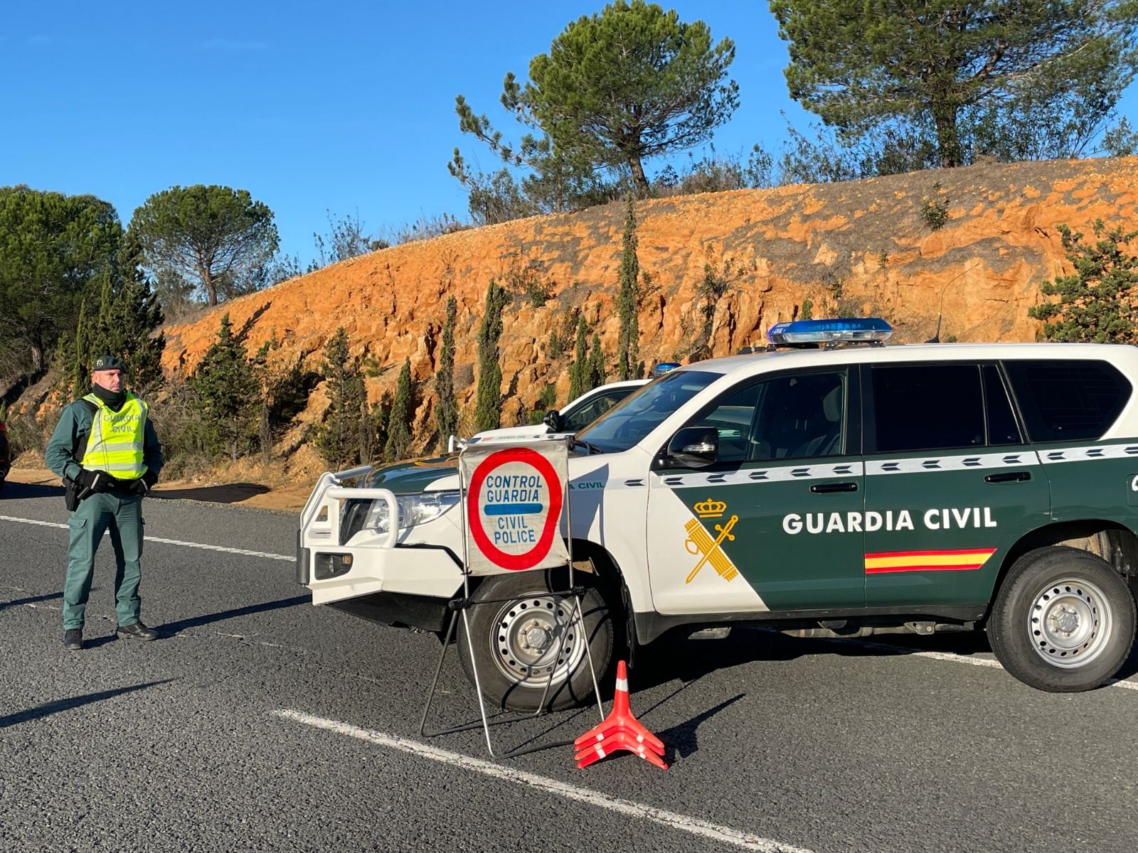 Un vehículo de la Guardia Civil durante un control de tráfico.