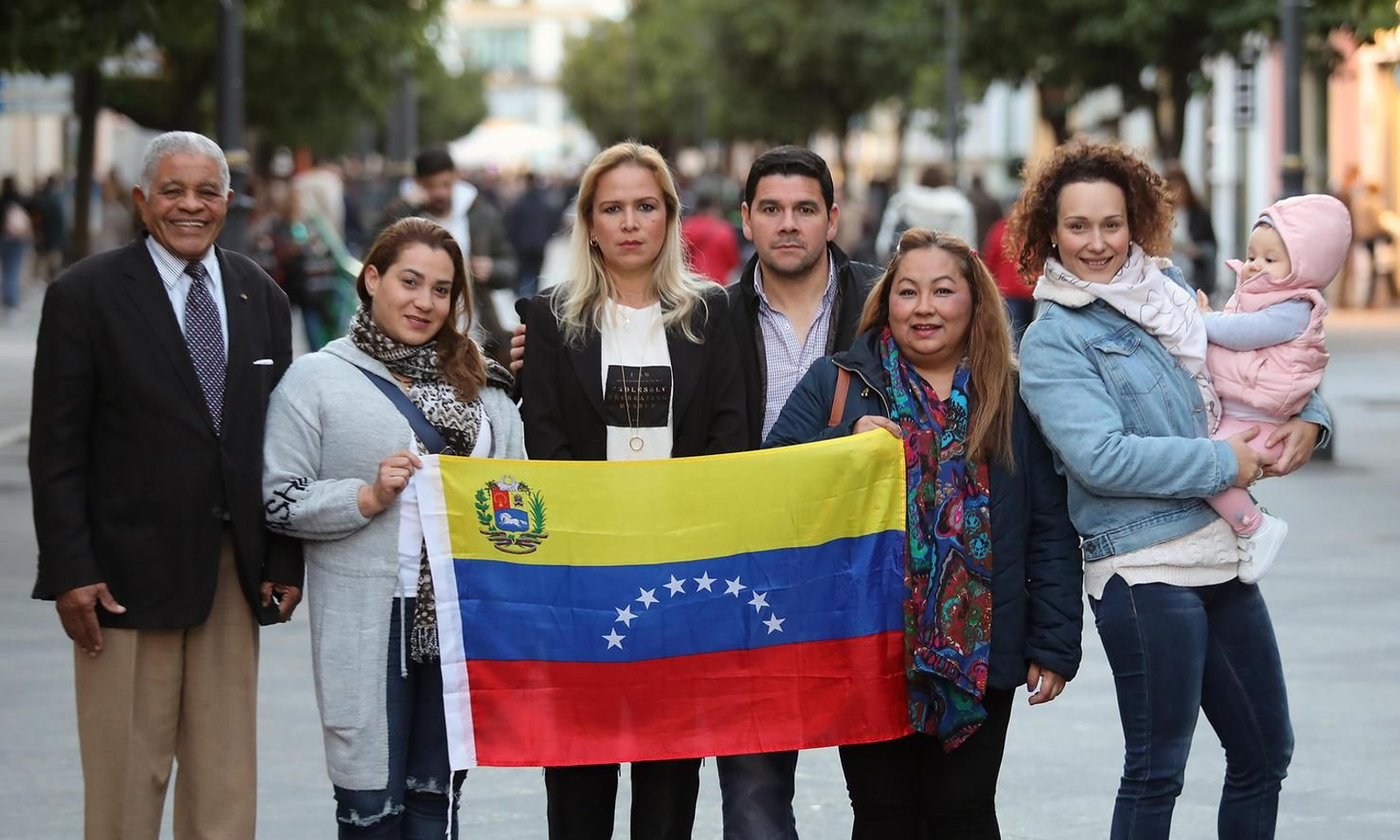 Ciudadanos venezolanos, muchos con doble nacionalidad, fotografiados ayer por la tarde en la calle Larga.